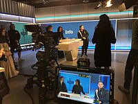 zeigt Schüler:innen und ihre Einblicke in das Studio von NDR Info