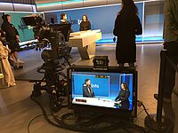 zeigt Schüler:innen und ihre Einblicke in das Studio von NDR Info