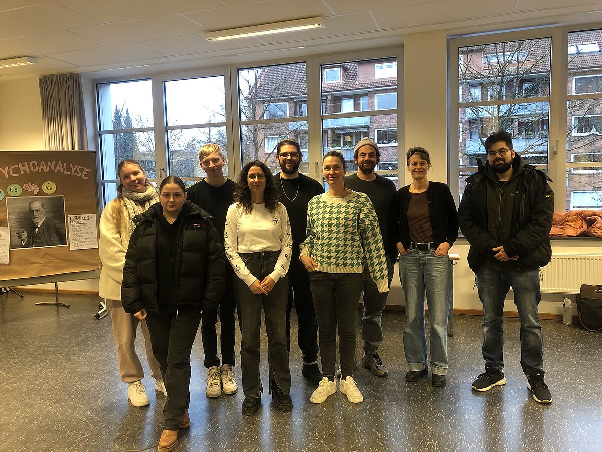 Das Bild zeigt Lehrkräfte und Schüler:innen der BS30, die am Trialog teilgenommen haben