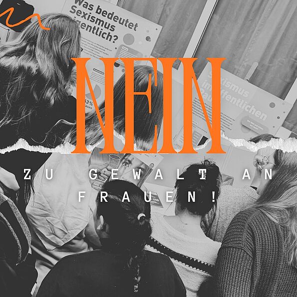 Zeigt Schüler:innen, die sich zum Organge Day informieren