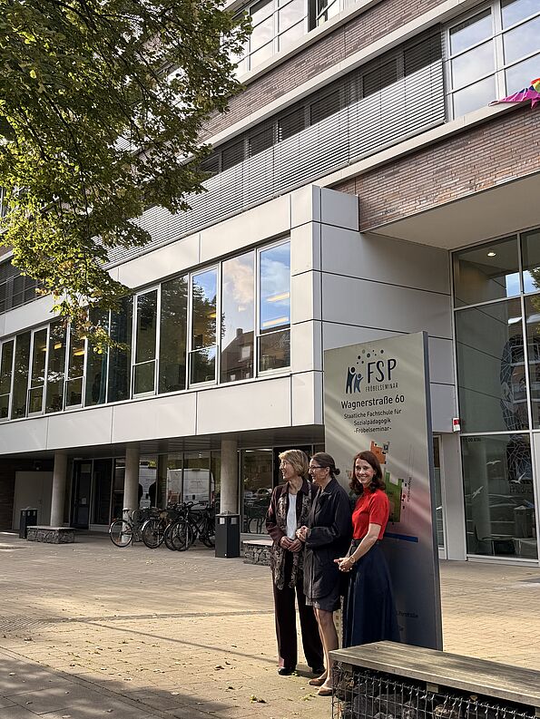 Senatorin Bekeris, Frau Wendland und Frau Garbade vor dem Eingang der BS30
