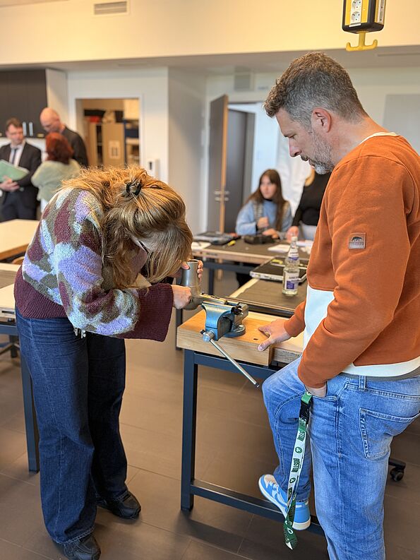 Schüler:innen der BS30 bei der Dekonstruktion von alten Elektrogeräten