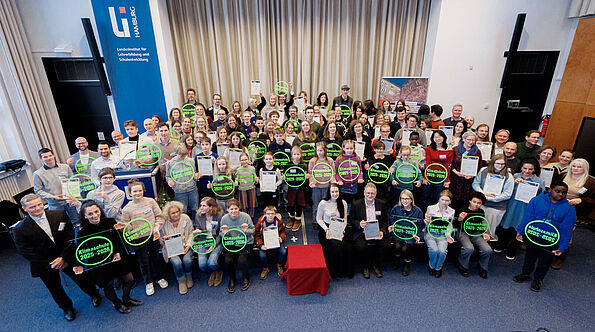 Gruppenfoto der ausgezeichneten Klimaschulen 2025-2026